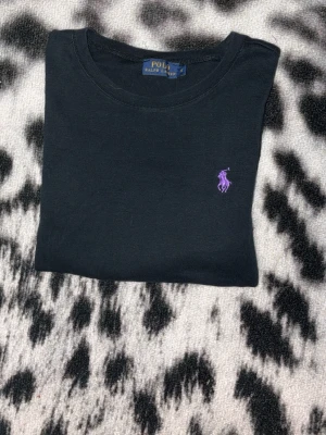 Svart tröja Polo Ralph Lauren - Svart tröja från Polo Ralph Lauren i storlek S. gjord i mjuk bomull. Är i super bra skick och är skit snygg. Priset kan diskuteras bara att höra av sig!