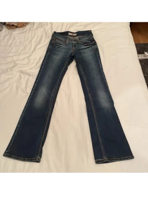 Låga jeans - Så snygga jeans som tyvärr blivit för små. Inga defekter. Midjemått tvärs över ca 32cm, innerbenslängd ca 79cm. Hör av dig vid frågor❤️