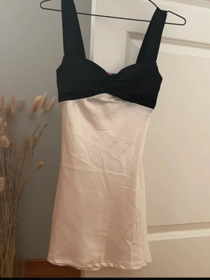 Satinklänning - Jättefin satin klänning från edikted💗💗kort i modellen