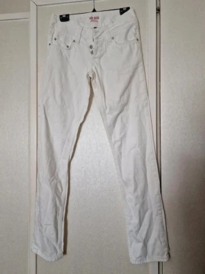 Vita jeansbyxor från Bik Bok - Inga funna skavanker. Stl S