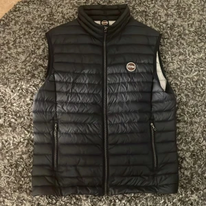 Mörkblå Colmar väst - Tjena! Säljer nu min tvär feta colmar väst eftersom har inte så mycket användning för den längre. Den ända defekten är att den har en jätte liten skada vid vänster axel (se sista bilden) Men syns inte och man märker inte ens. Har du några frågor är det bara kontakta. 