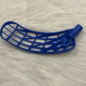 Innebandy blad  - Bilderna visar plastblad till innebandyklubbor i blått, rosa och orange. (Rightar blad) 50kr st