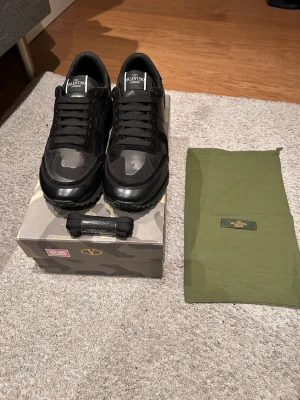 Valentino rockrunners - Svarta valentino rockrunners perfekt för dig som gillar något unikt, de är varma och passar perfekt till vintern men också våren/hösten. Box samt sko påse medföljer