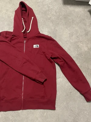 The North face tröja - Säljer nu en fin vintage zip up från the North face, skickad är ganska bra har använt den lite, säljes pga kommer inte till användning😄 Hör av dig om du funderar över något!