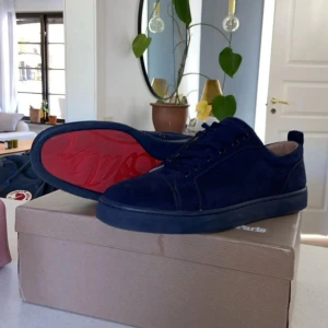 Christan Louboutin  - Tja säljer nu mina feta louboutin skor då jag inte använder dom nå mer det är storlek 40 men sitter som 41.