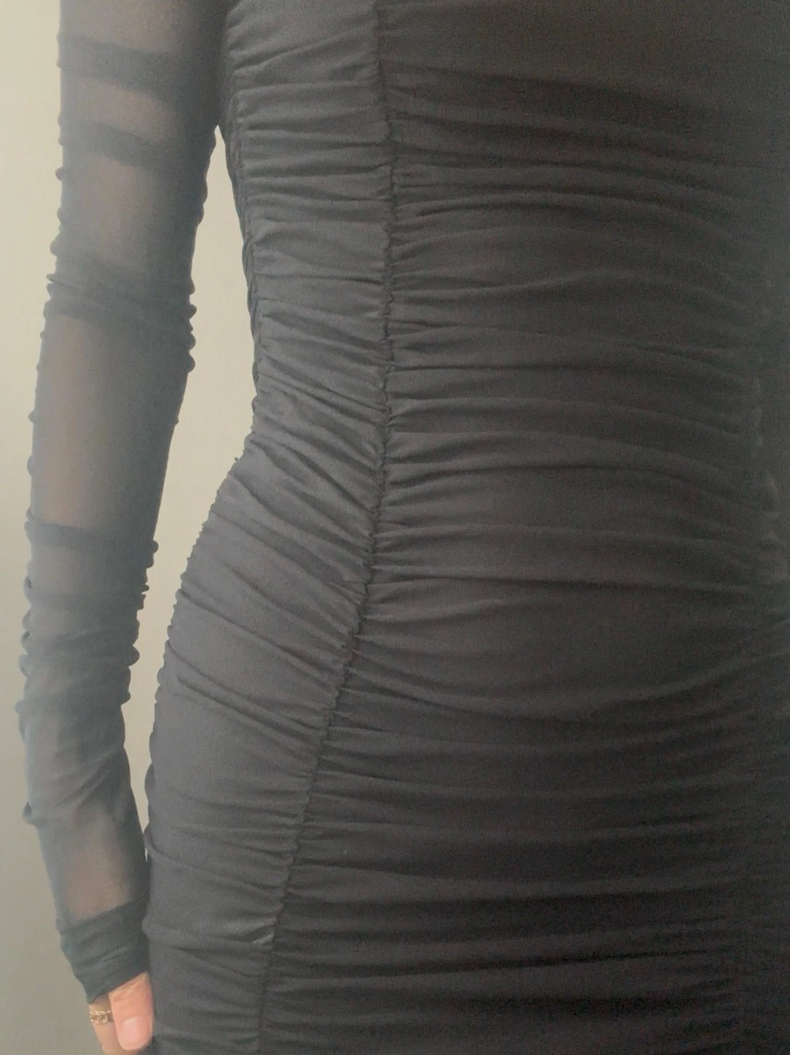 Svart långklänning med meshärmar - 3