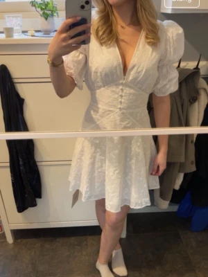 Adoore klänning student - Säljer nu min så fina studentklänning!! Endast använd en dag, alltså på studenten. Inga fläckar, ser ut som ny! Har sytt längst ner på V-ringningen då jag tyckte den var för djup (ej på bilden, bilden är så som klänningen ser ut som original). Men super lätt att sprätta styngnen om man ej vill ha det så! Hör av er om ni vill ha fler bilder!☺️