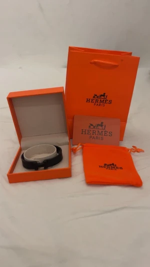 H Armband  - Säljer ett H armband helt oanvändt. Allting i första bilden ingår