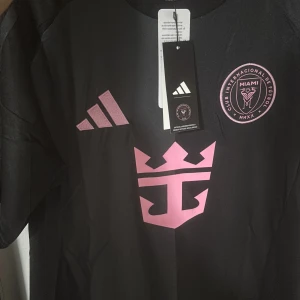 Inter Miami  - Svart rosa Inter Miami t shirt fin och helt ny har aldrig användt den tänker sälja för den passar inte 