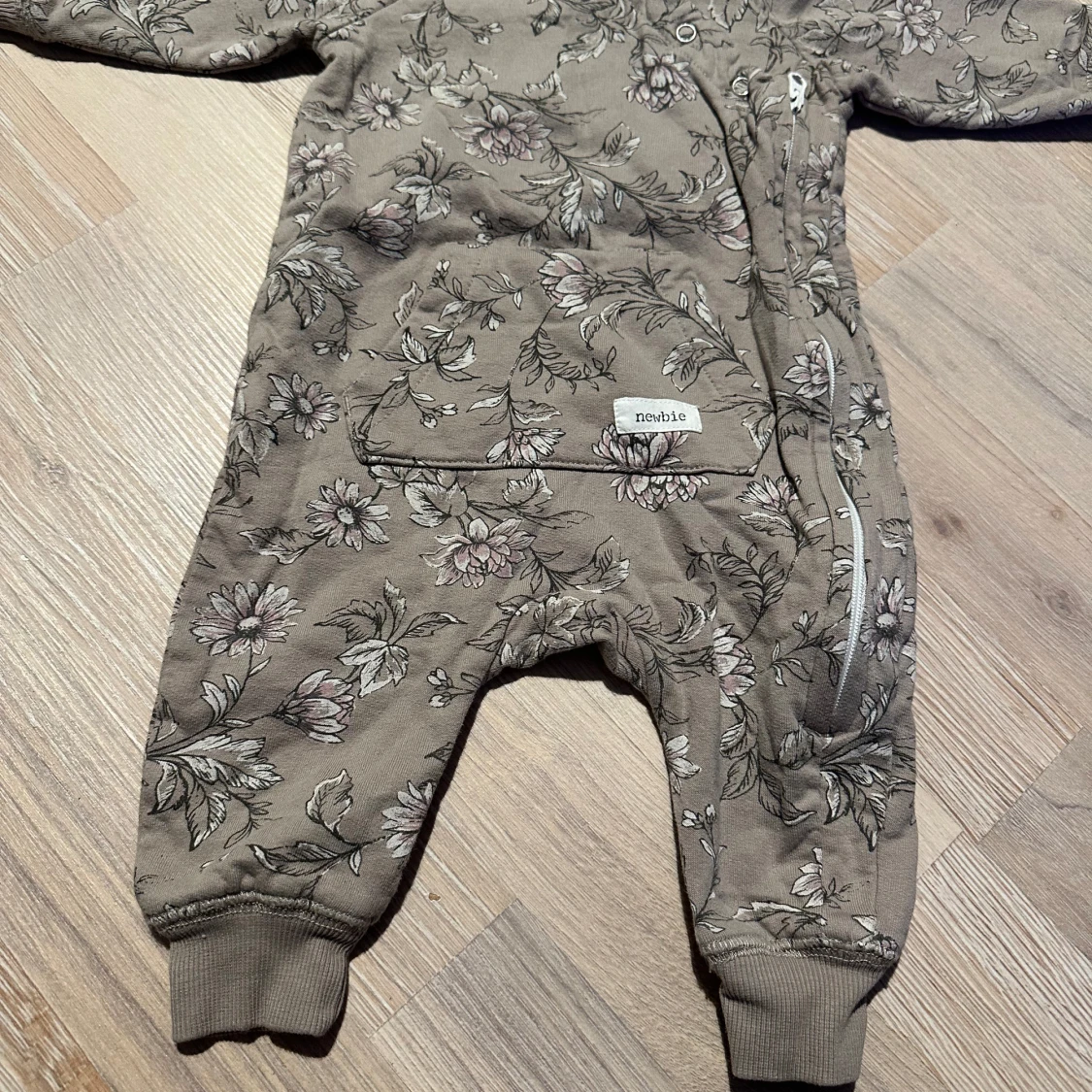 Blommig beige babyoverall från Newbie - 2