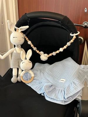 Kanin blå amigurumi set - – Virkad med bomullsgarn – 52 cm barnvagnsmobil – Längs varierar beroende på gosedjur, ca 25-35cm – Produkterna är gjord med certifierade material