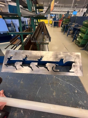 Julskylt med renar och släde  - Handgjort skylt som föreställer en tomtesläde och 3 renar i perfekt skick 