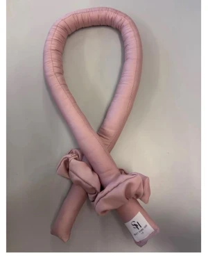 Rosa satin heatless curls  - Intressekoll på våra heatless curls i rosa satin, ingår även två scrunchies och en hårklämma!      vi börjar sälja i början av januari igen, bara att höra av sig om man är intresserad! 🤍