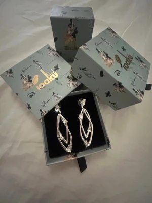 IOAKU örhängen  - IOAKU örhängen i silver💗💗 mycket bra skick, fick dom i födelsedagspresent och har inte kommit så mycket till användning💗säljer då jag vill byta till guld smycken💗