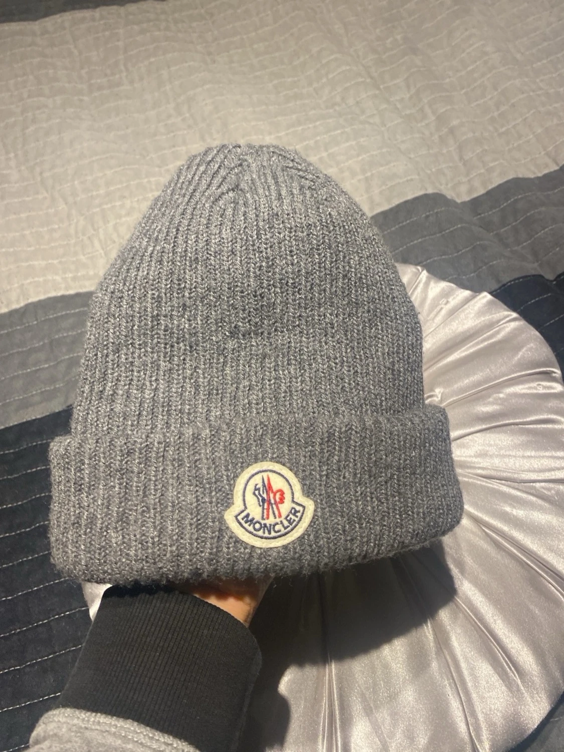 Grå stickad mössa från Moncler