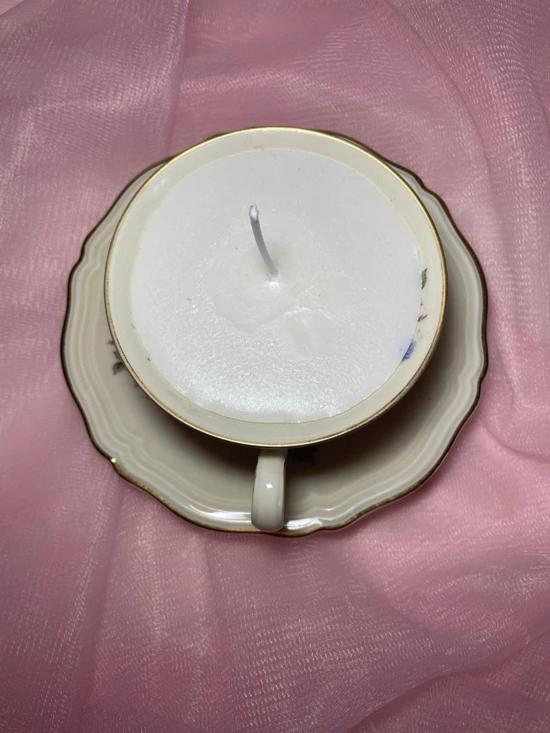 Doftljus i en tekopp i en vit kräm färg med flerfärgat blommigt mönster nr 2 - 4