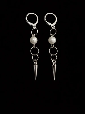 Örhängen  - Snygga hängörhängen med kedjor, pärldetalj och spetsig form ✨ Ger en clean men edgy vibe och passar perfekt till både vardag och fest. Lätta att bära