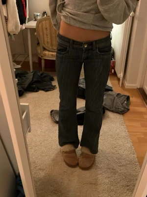 Vintage jeans - Säljer ett par blåa jeans som är köpa på Plick. De är i storleken 164 och är för korta på mig som är 166cm Passar perfekt för sig som vill ha coola jeans. De har lite slitningar längst nere pga att de trampats ned🩷🩷