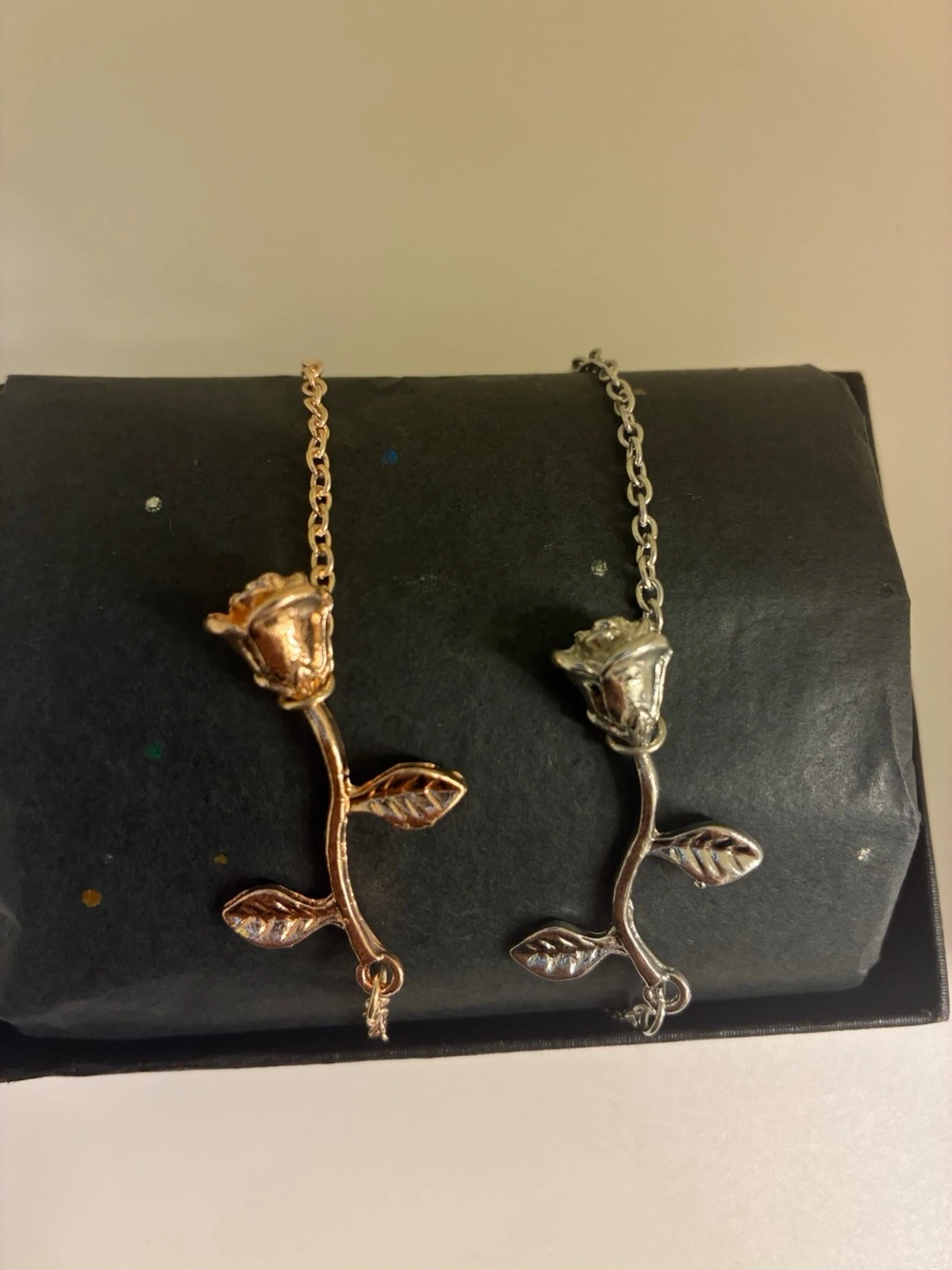 Rosformade armband i guld och silver