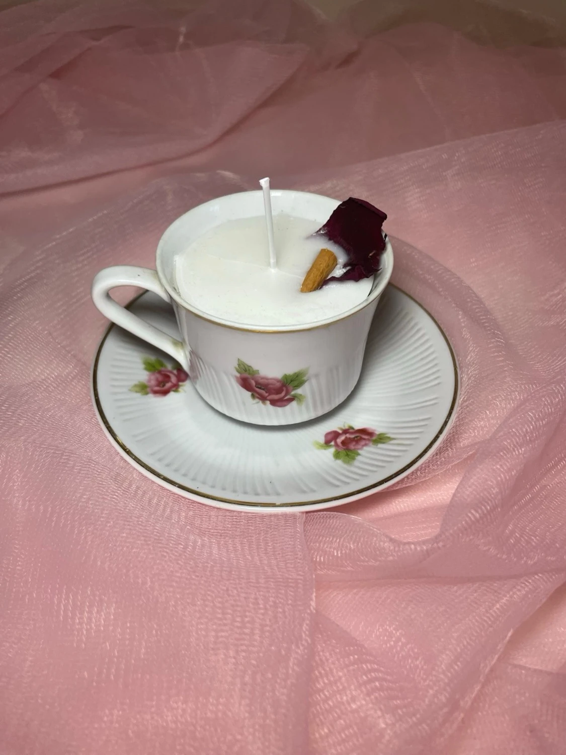 Doftljus i en tekopp i en vit färg med rosa blommor på och torkade och kanel nr 4 