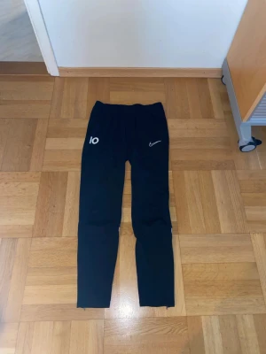 Nike träningsbyxor  - Svarta träningsbyxor från Nike i storlek M, inte använda då jag beställde fel storlek 