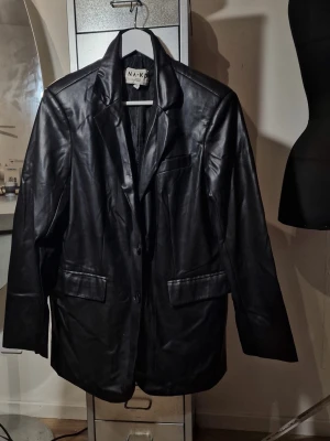 Kavaj i läderimitation  - Använd men bra skick! Från NAKD, oversized