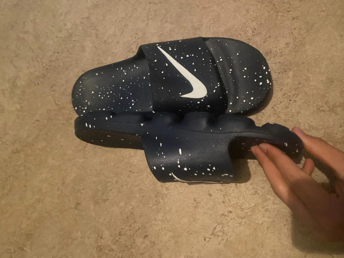 Svarta Nike sandaler med vit splatter - 2