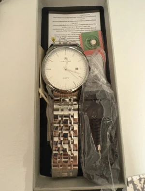 Silverfärgad klocka från Pablo Raez - KAN DISKUTERA PRISET I PRIVAT                                                                        Stilren klocka från Pablo Raez med silverfärgat armband i metall och vit urtavla. Klockan har minimalistisk design med datumvisning och kvartsverk. Levereras i originalask med verktyg för justering av armbandet. Perfekt accessoar för dig som gillar klassisk stil.