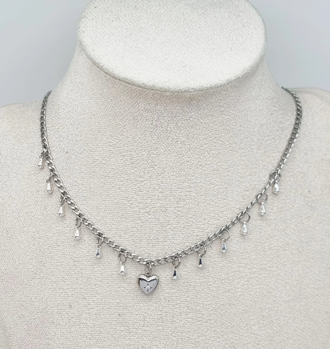 Stilfullt handgjort halsband med hjärta 