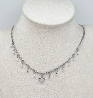 Stilfullt handgjort halsband med hjärta  - Material-rostfritt stål.  Kedjetjocklek-3mm . Nickelfri 