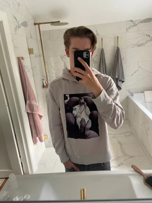 Limitato hoodie  - Säljer en snygg beige limitato hoodie i storlek S.