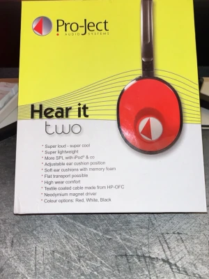 Hear it Two - Pro-Ject Hear it Two är ett par superlätta och bekväma over-ear hörlurar med justerbara öronkuddar i memory foam. De har neodymium-magnetdrivrutiner, textilklädd kabel och 3,5 mm stereoanslutning. Produkten är helt ny och aldrig använd.