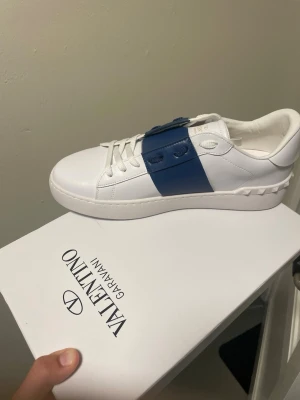 Valentino opens (42) - Säljer dessa valentino opens i mörkblå. Funkar fint under vintern samt sommarn. Riktigt schyssta skor som är använda 1 gång men ser helt nya ut. Org box och dustbag tillkommer. Skriv vid funderingar😁