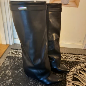 Folded Svarta Boots - Säljer ett par svarta boots i storlek 41. Använd en gång då jag råka köpa en storlek för mindre. De har låg klack. Stövlarna har dragkedja på sidan. Pris kan alltid diskuteras☺️