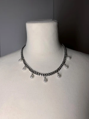 Halsband med pärlor  - Handgjort kedjehalsband med pärlor. Kedjan är 7mm bred och 45cm lång. Allt i rostfritt stål förutom pärlorna. Fast pris satt efter materialkostnader och tillverkning. Köp gärna via köp nu, snabb leverans.    