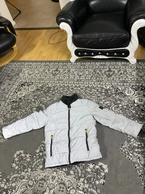 Name It Jacka Silver - Den är använt, den har ingen luva den fungerar bra, är bra för vintern, den är silver färgad och vi kan diskutera priset.