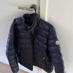 Moncler Acourus Giubbotto - Säljer en mörkblå Moncler Acorus dunjackan fint skick. Storlek 4 (M/L) Har kvitto. Bara att höra av sig vid minsta lilla fundering 