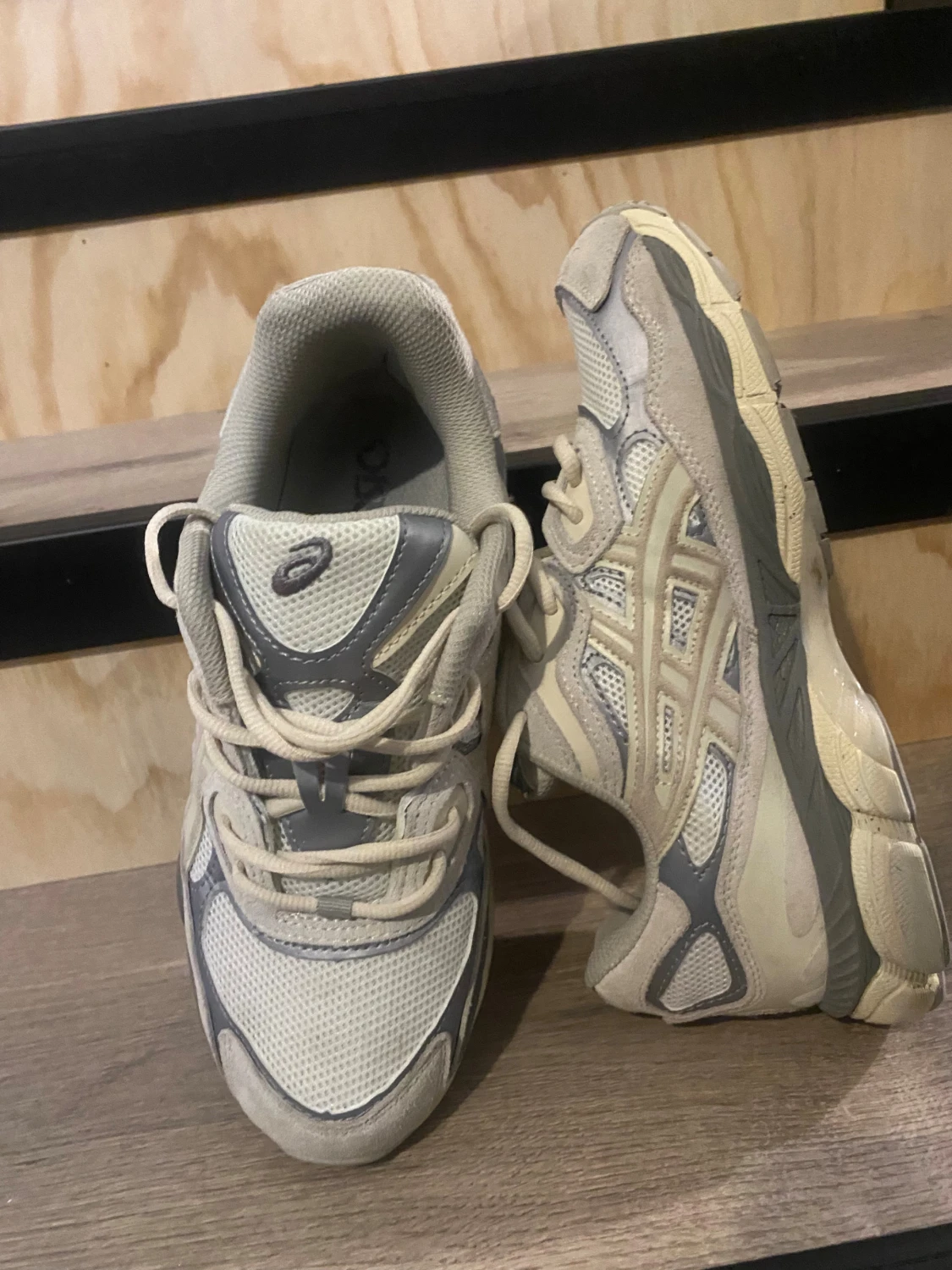 Beige och grå sneakers från Asics - 1