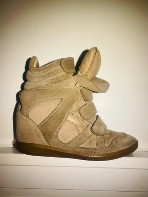 Beige sneakers Isabel Marant strl 36 - Säljer ett par beige sneakers från Isabel Marant i strl 36. skriv om ni vill ha flera bilder så fixar jag, använda men bra skick.
