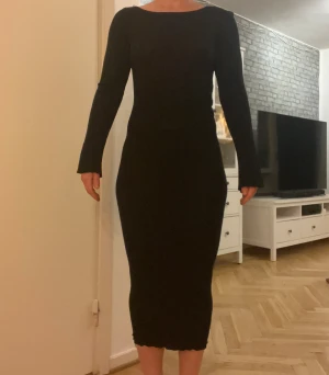 Svart långärmad klänning från AWARE - Använd 2 gånger 