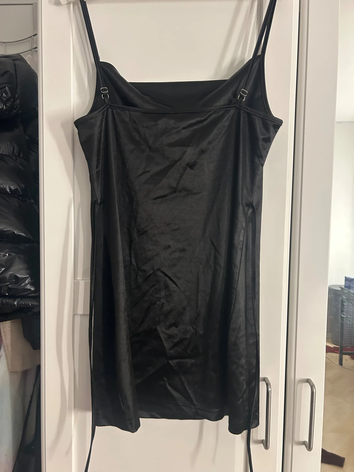 Svart satin klänning från Zaful - 1