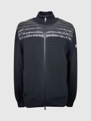 Moncler cardigan jacka - | Säljer en Moncler cardigan i riktigt bra använt skick. | Storlek: XL | Hör av dig vid frågor eller funderingar.