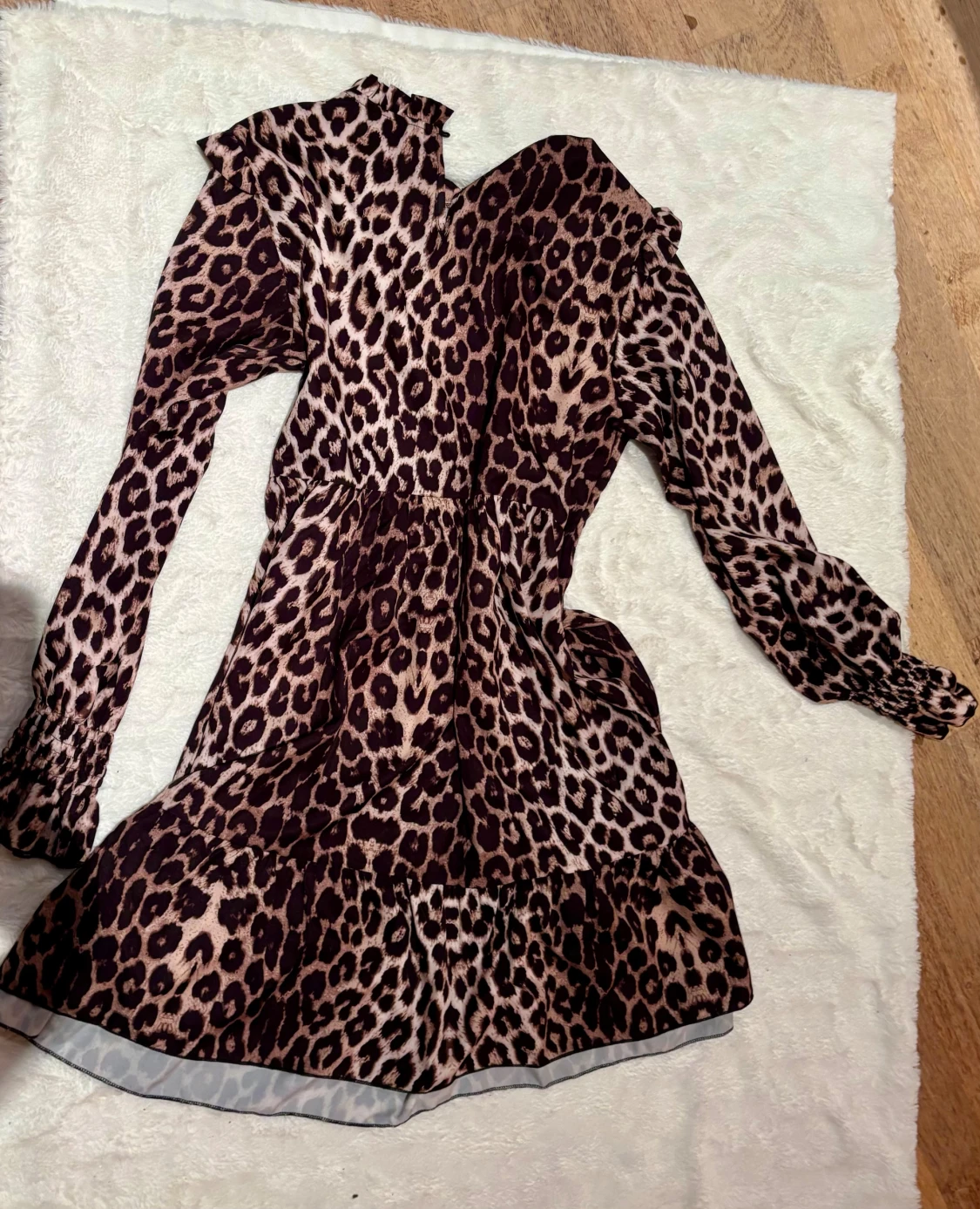 Leopardmönstrad kortklänning med volang - 1