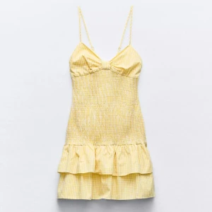 GUL ZARA KLÄNNING💛💛 - Supersöt klänning från Zara, använd ca 2 gånger så i toppskick! Passar även XS-M då den har resor på magen.💛💛🤗🩷(Det är mina bilder)