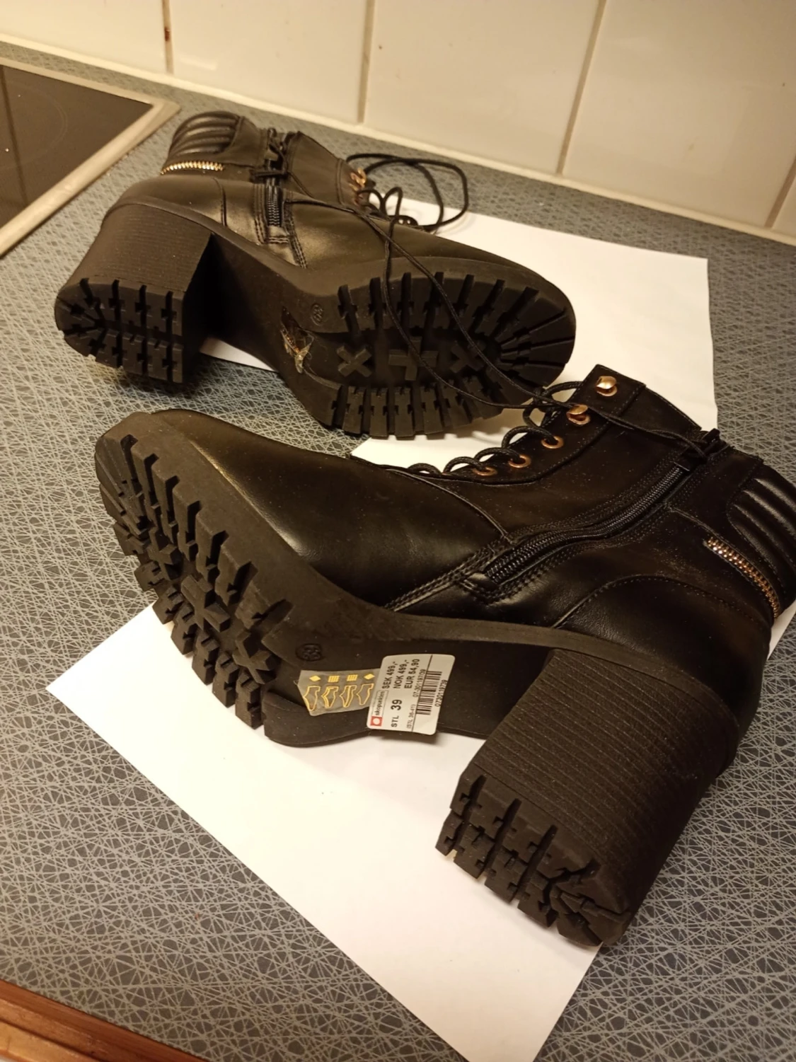 Svarta boots med klack och snörning stl 39  - 3