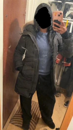 Canada goose Dam storlek s/m - Säljer denna canada goose jacka pga passformen är lite för liten. Byter gärna ut mot storlek M. Säljer för 4500 men pris kan diskuteras vid snabb köp. 
