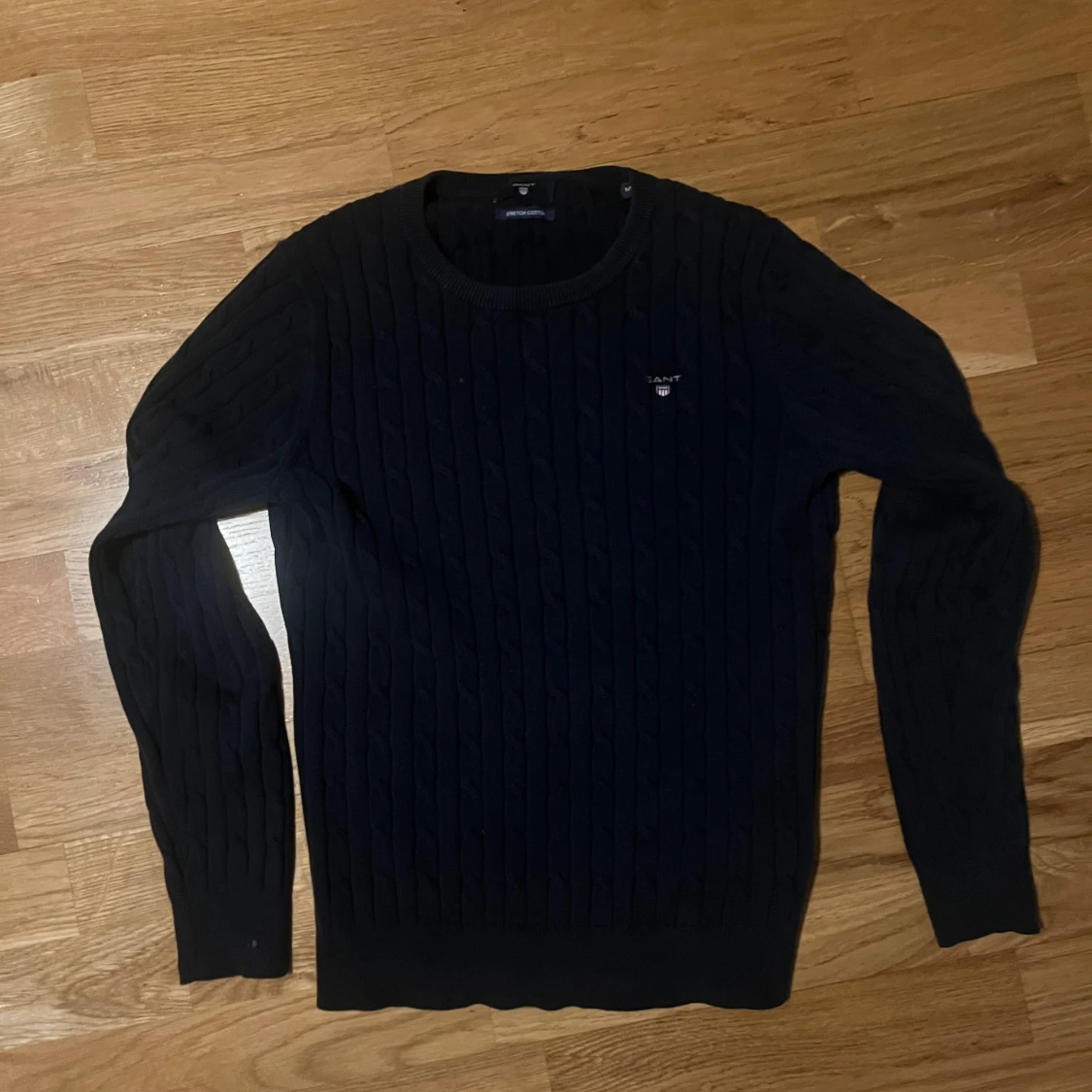 Mörkblå kabelstickad tröja GANT