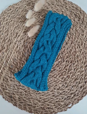 Stickat pannband med glitter - Stickat pannband i mjuk akryl passar från ca 12 år och uppåt. Onesize Stickat av mig. turkos med glitter 