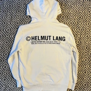 HELMUT LANG HOODIE - Tjena! Säljer nu en tvär fet Helmut Lang Hoodie! | Skick 9/10 mycket bra! | Fläck! (bild 4) | Nypris ca 2500kr | Mitt pris 699kr | Kom pm vid frågor eller funderingar | Postas eller möts upp i Gävle!