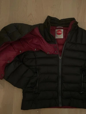 Mörkgrön Colmar Jacka - Tja! Säljer min mörkgröna Colmar jacka eftersom den sitter tigth på mig. Jackan är oandvänd av mig, men köpt second hand. Pågrund av detta har dragkedjan låstnat, vilket är den ändå defekten. Priset är ej huggit i sten, Skriv om intresse och flyt på med prisförslag🙌👀